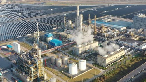 planta química en la ciudad