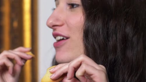 hermosa mujer sonriente comiendo galletas- de cerca- cámara lenta
