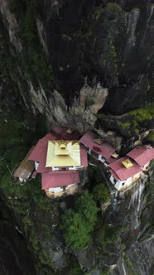 Vue aérienne du monastère de Tigers Nest, au Bhoutan.