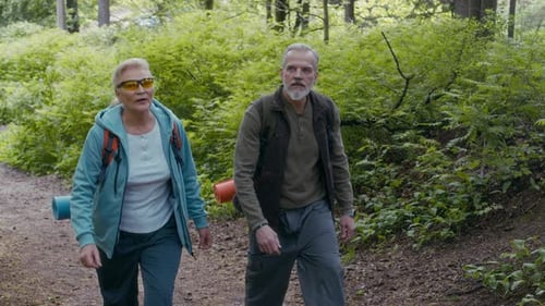 Ältere Wanderer genießen die Landschaft beim Spazierengehen im Wald