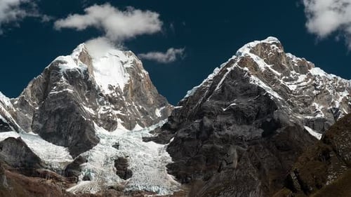 Zeitraffer, Wolken über dem Gletscher und schneebedeckte Gipfel der Anden