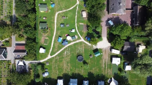 Touristen campen und in Wohnwagen in einem Ferienpark, Ansicht von oben nach unten