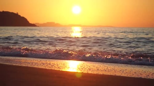Puesta de sol dorada en la playa