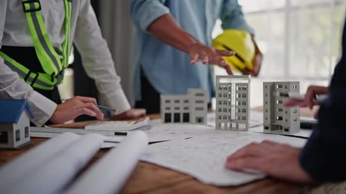 Remue-méninges et évaluation des estimations sur les dessins de construction, la conception, l'architecture et l'ingénierie