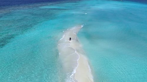 A couple in love in the Maldives launch a drone