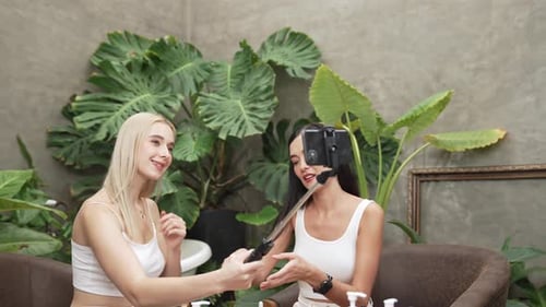 Vídeo tutorial de belleza y cosmética para una mujer joven haciendo contenido. Relajarse