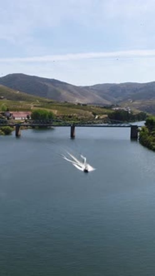 Vertikales Video von Boot auf dem Fluss