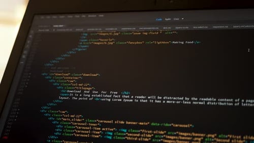 El desarrollador está buscando el Código HTML en la pantalla de la computadora. Código de página web HTML: código de programación con desplazamiento