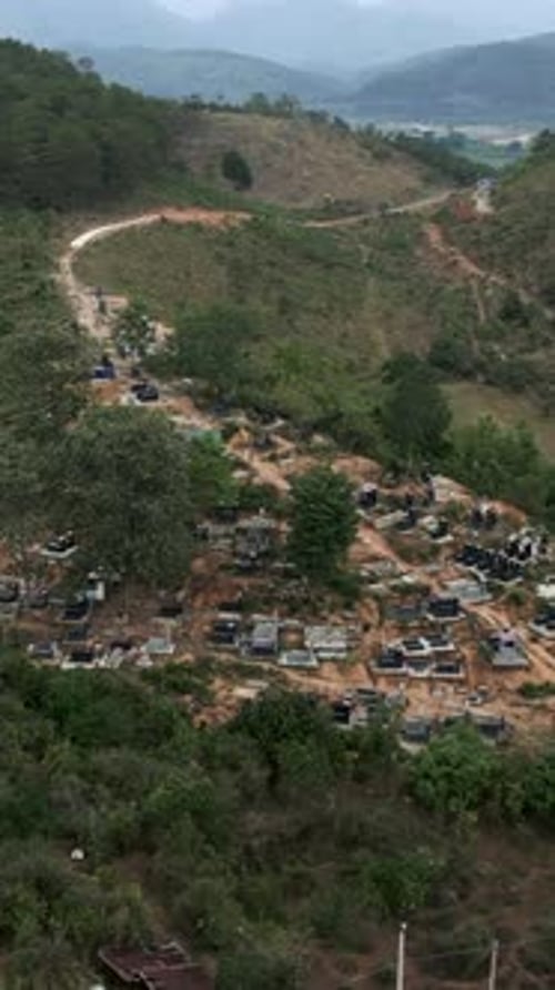 Escondido entre las montañas de Vietnam se encuentra este pequeño cementerio rural