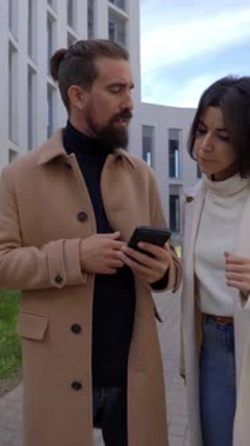 Empresários fechando um negócio ao ar livre