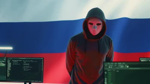 Un hacker russe dans un environnement informatique gouvernemental arborant un drapeau russe
