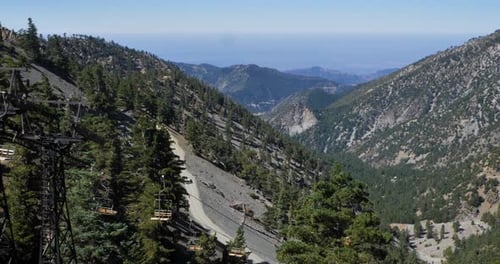 Remontées mécaniques jusqu'au sommet de l'ordre à Mount San Antonio pendant l'été.