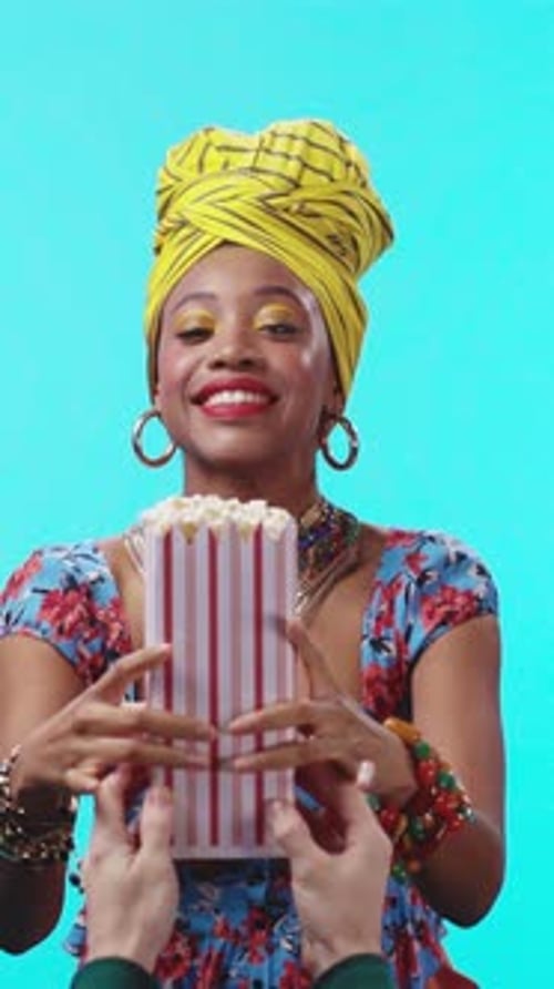 Une femme élégante avec un bandeau jaune vif et un magnifique ensemble floral