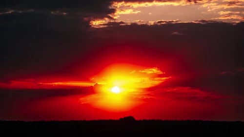 Atemberaubender Sonnenuntergang mit Dramatisch rotem und orangefarbenem Himmel über dem Horizont