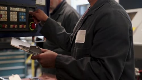 Ouvrier d'atelier d'usinage avec machines à bord