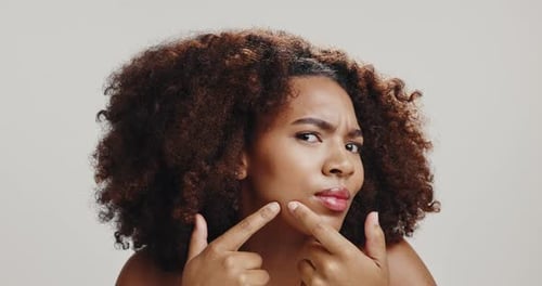 Visage, femme noire et soins de la peau pour l'acné, les taches et les éruptions cutanées sur fond de studio blanc