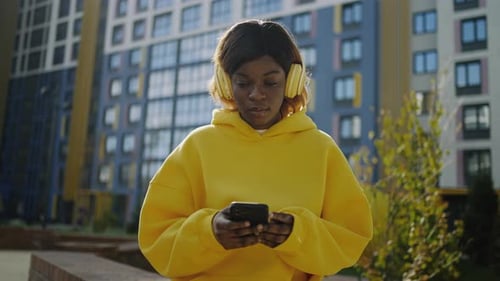 Femme noire accro à Internet utilisant des gadgets modernes en plein air Portrait d'une fille afro-américaine