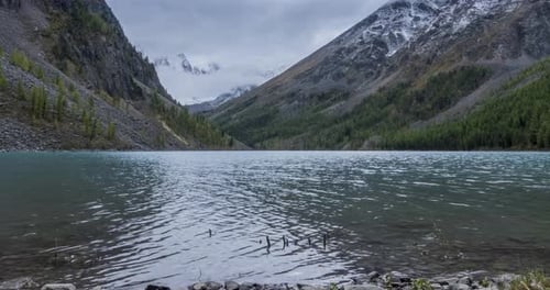 Timelapse de Mountain Lake en été ou en automne
