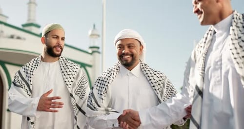 Muslim, Religion und Menschen in der Moschee mit Handschlag für Community, Hallo und Gruß islamischer Freunde