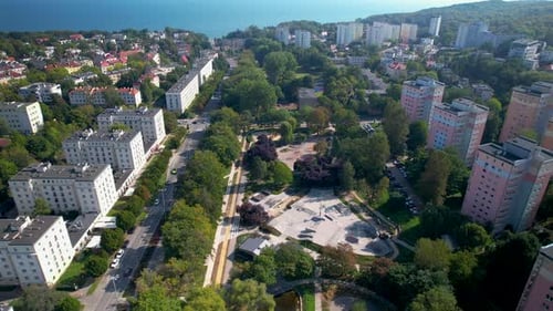 Vue aérienne du parc Centralny bordé d'immeubles d'habitation blancs, Gdynia, Pologne