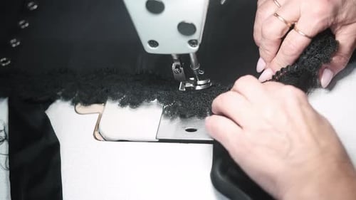 Produção de roupas, costura, renda, costureira à mão