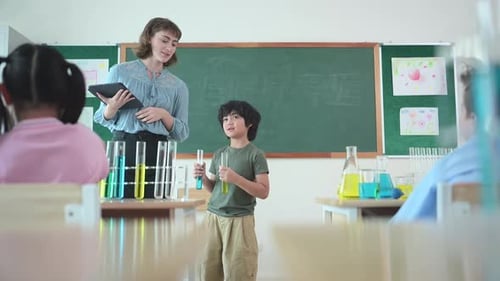 Teacher and students, Learn and experiment with science in a school science classroom.