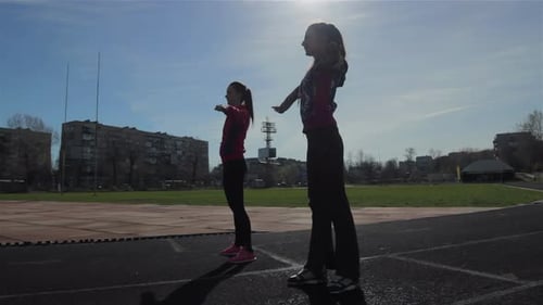 Ejercicio de calentamiento de los músculos de las piernas