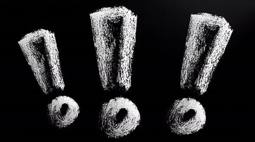 Quatre images montrent des points d'exclamation dessinés à la main créés avec une animation en volume.