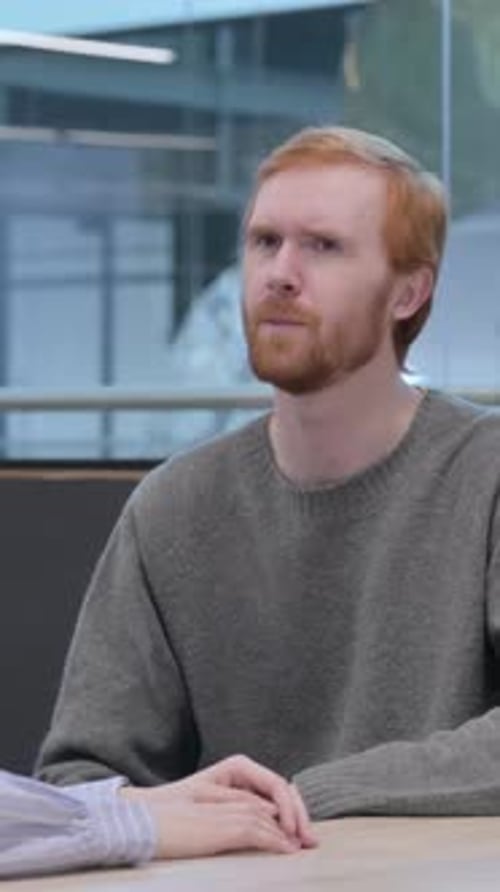 Jeune homme et femme discutant au bureau, Vidéo verticale