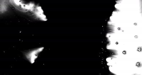 Encre noire étalée sur une surface blanche