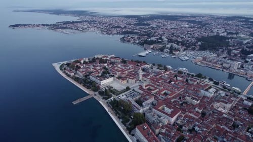 Luftaufnahme von Stadt, Meer, Gebäuden, Hafen und Halbinsel bei Sonnenaufgang, Kroatien.