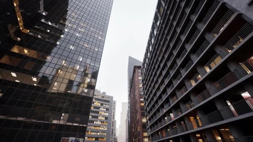 Escena urbana contemplativa con edificios espejados y simetría geométrica