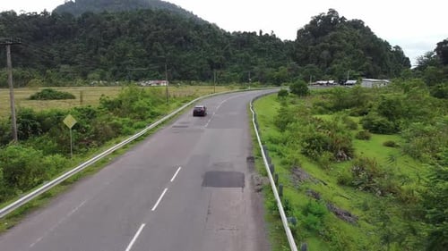 Vue aérienne de l'atmosphère naturelle matinale du village de Lhoong, district d'Aceh Besar.