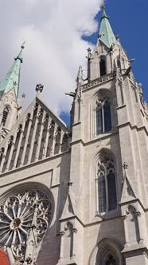 Atemberaubend schöne Aussicht auf eine reich verzierte Kathedrale mit komplizierten Designs und lebendigen