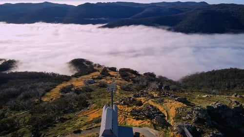 Révélation par drone de l'inclinaison du télésiège et du brouillard de montagne pendant l'été à Thredbo, Snowy Mountains, Nouvelle-Galles du Sud,
