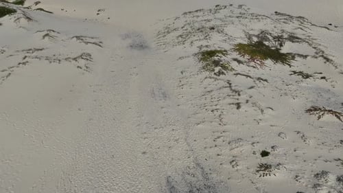 Weitläufige Sanddünen mit Meerblick in der Ferne
