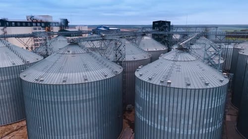 Ansammlung riesiger Metallsilotanks für die Lagerung von Getreide.