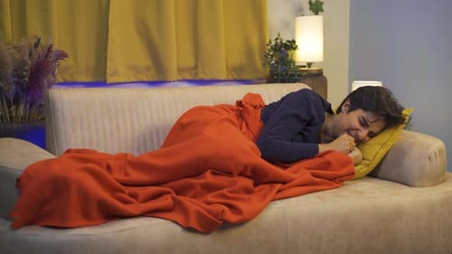 Malheureux homme qui pleure dans son lit.