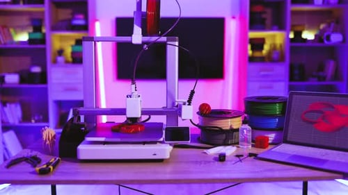 3D-Drucker im neonbeleuchteten Raum