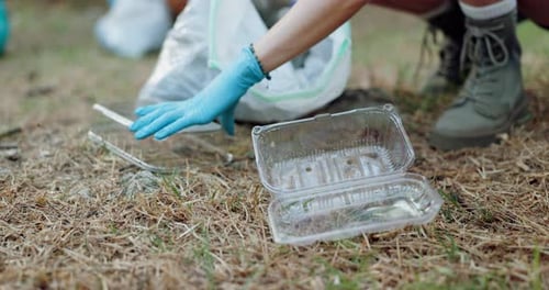 Persona, manos y bolsa con plástico para el reciclaje, la gestión de residuos o el día de la tierra en la naturaleza