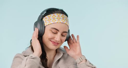 Música de baile, cara y estudio, mujer, sonrisa, entretenimiento de audio, banda sonora o canción de lista de reproducción