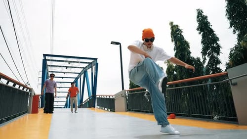 Vue panoramique d'un hipster exécutant une performance de b-boy et un footstep. Courageusement.