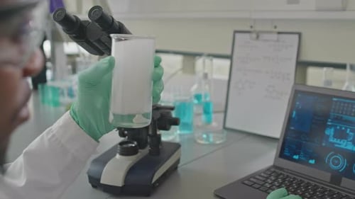 Afroamerikanischer Biochemiker führt Experiment im Labor durch