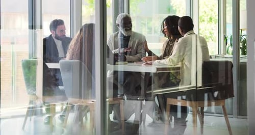 Des gens de bureau, de vitrine et d'affaires discutent lors d'une réunion sur la fusion, la proposition et la planification B2B