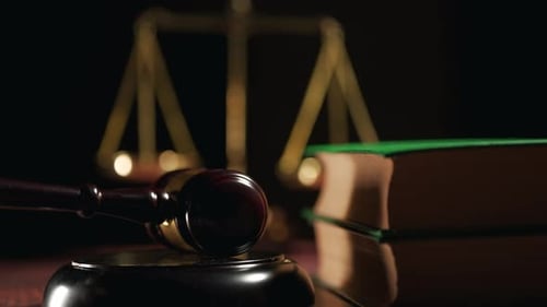 Um juiz está batendo um martelo em um quarteirão no tribunal