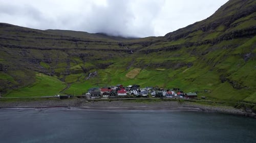 Vue aérienne du petit village de Tjornuvik aux îles Féroé au milieu des montagnes