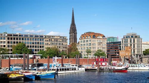 Hamburg Timelapse: Gotischer Turm, Kanal, Boote und historische Gebäude