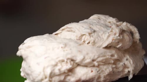 Focaccia-Brotteig aus dem Mixer nehmen.