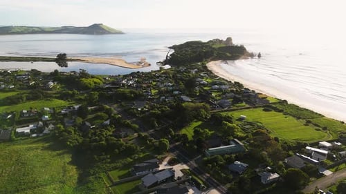 Pintoresca costa de Karitane, península de Huriawa, cerca de Dunedin, Nueva Zelanda: retroceso aéreo