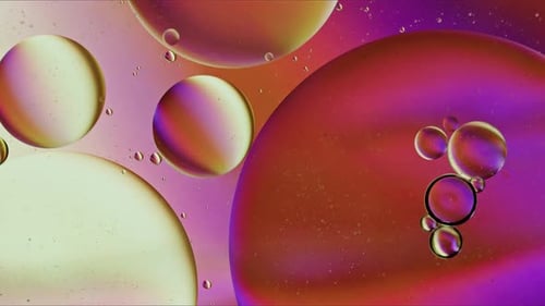 Abstrakte bunte organische Lebensmittelöltropfen, Blasen auf der Wasseroberfläche 013